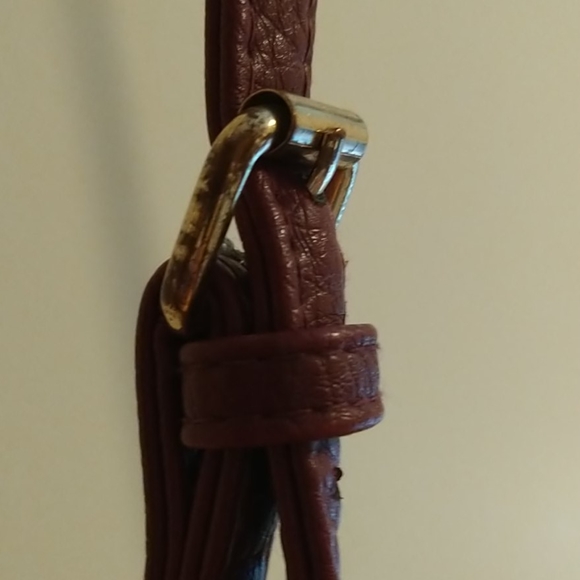 Enzio Angiolini crossbody bag in maroon color - Picture 3 of 8